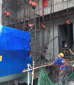 制造集團工廠搬遷新廠設備吊裝作業(yè)